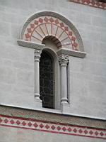 Lyon, Abbaye d'Ainay, Clocher-porche, Fenetre (4)